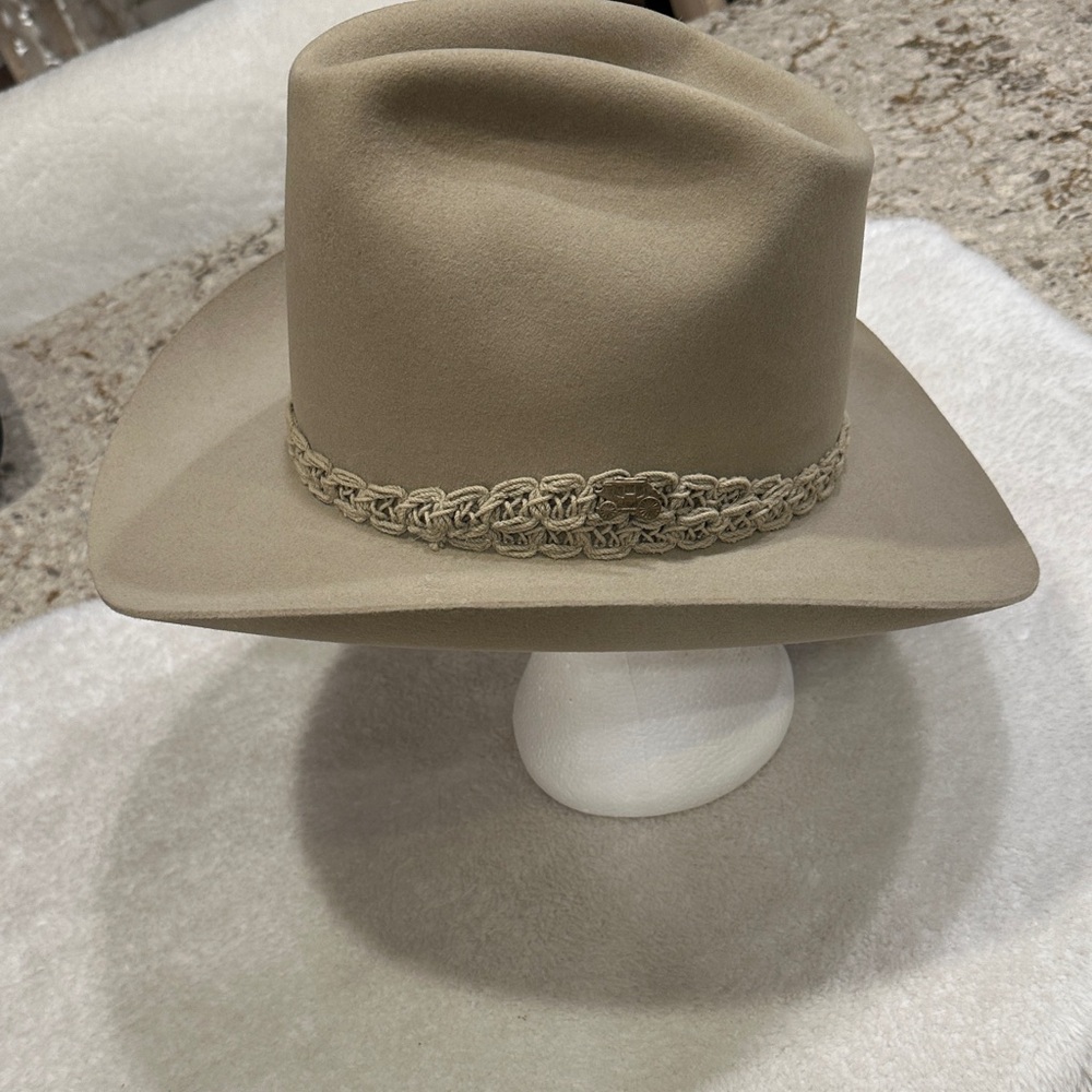 Resistor cowboy hat for women.